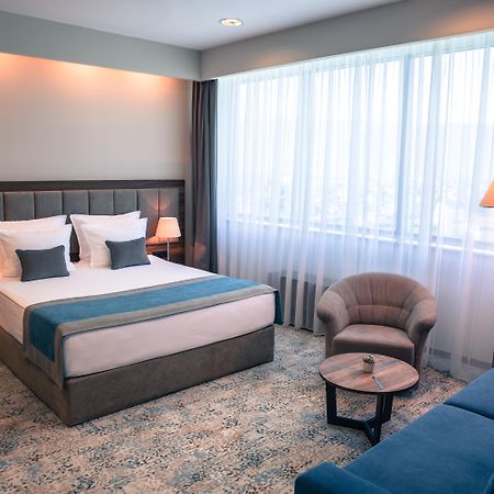 Radon Plaza Hotel Sarajevo Exterior photo A room at the hotel