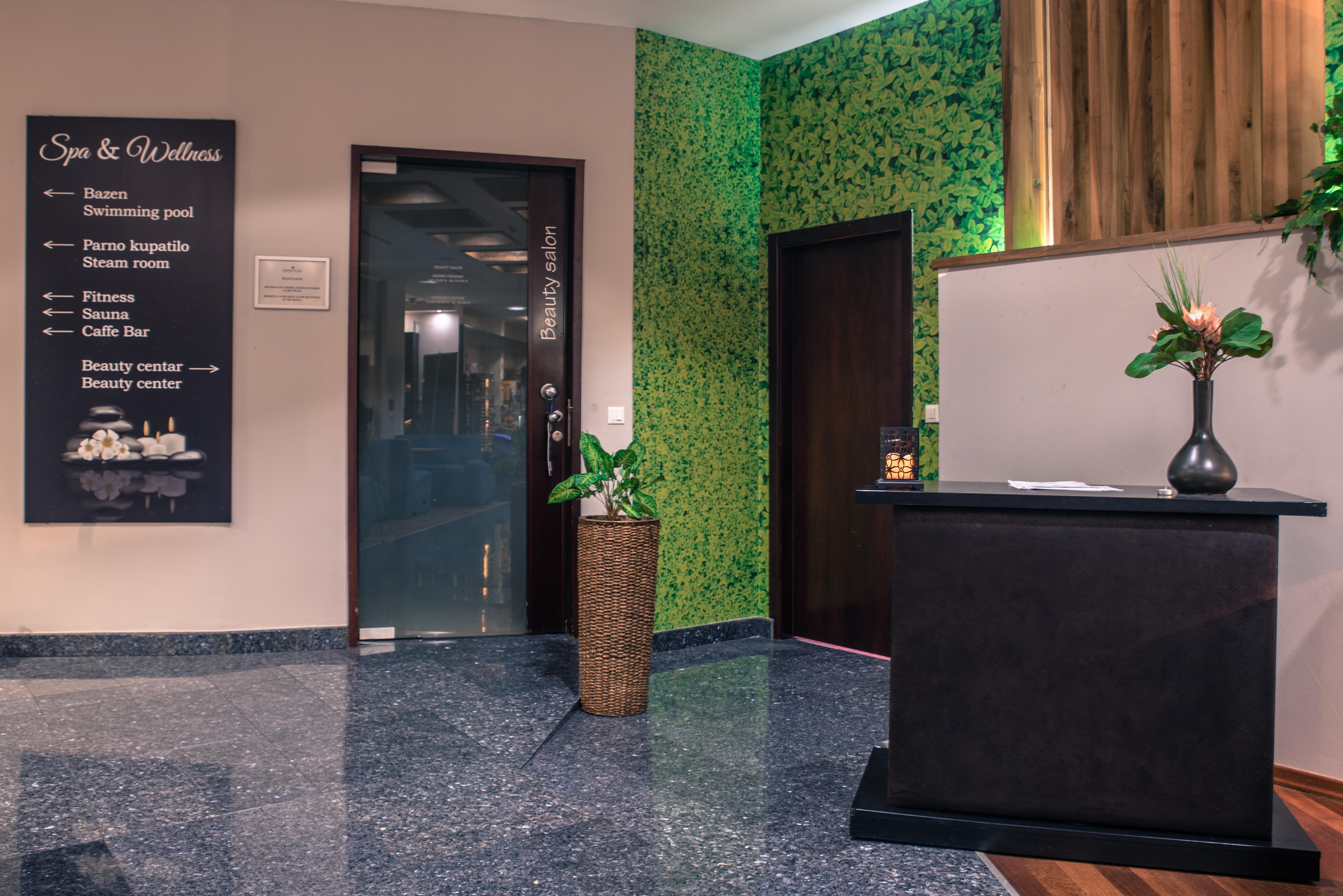 Radon Plaza Hotel Sarajevo Exterior photo Living wall in a hotel