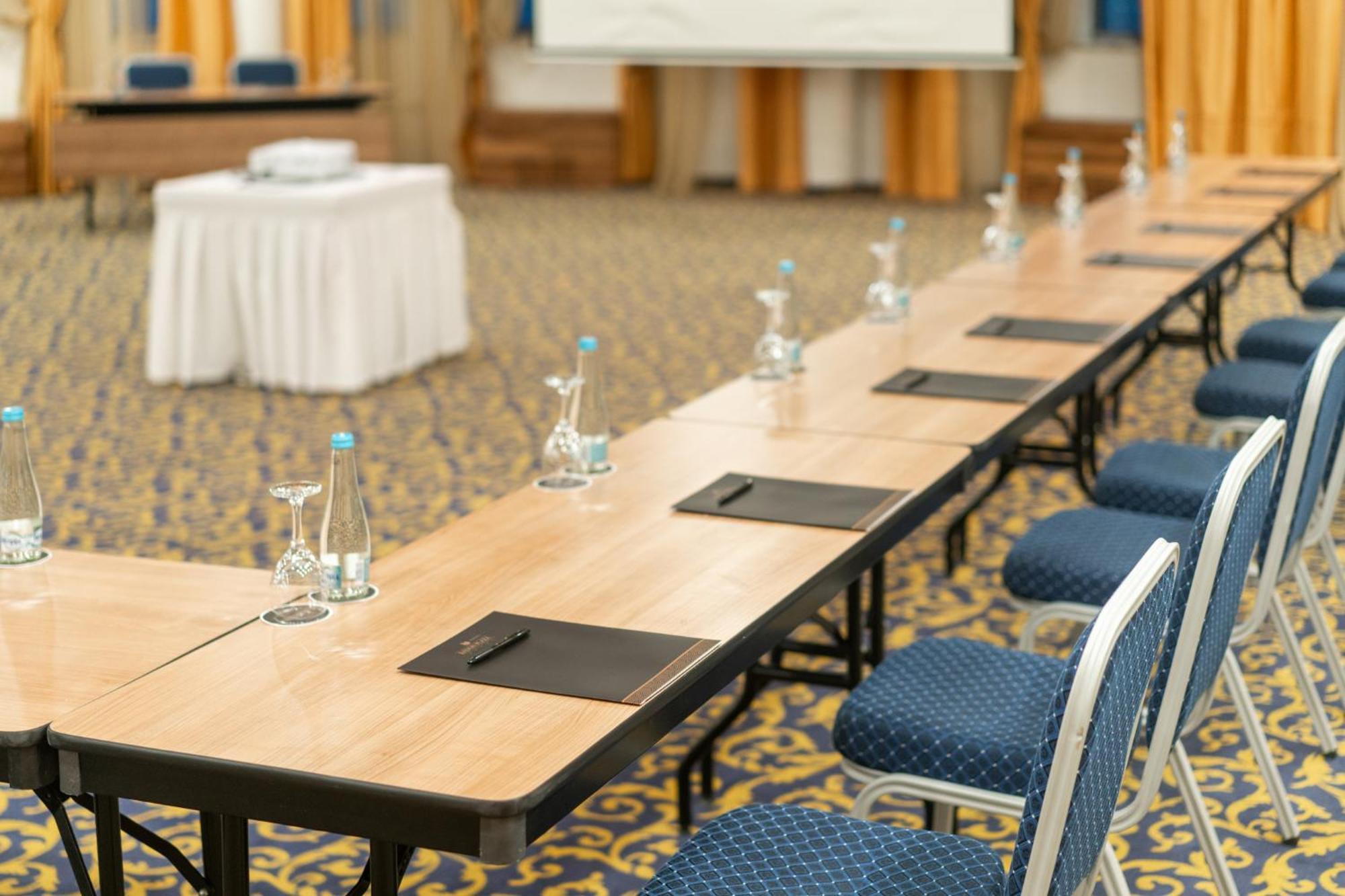 Radon Plaza Hotel Sarajevo Exterior photo A meeting room