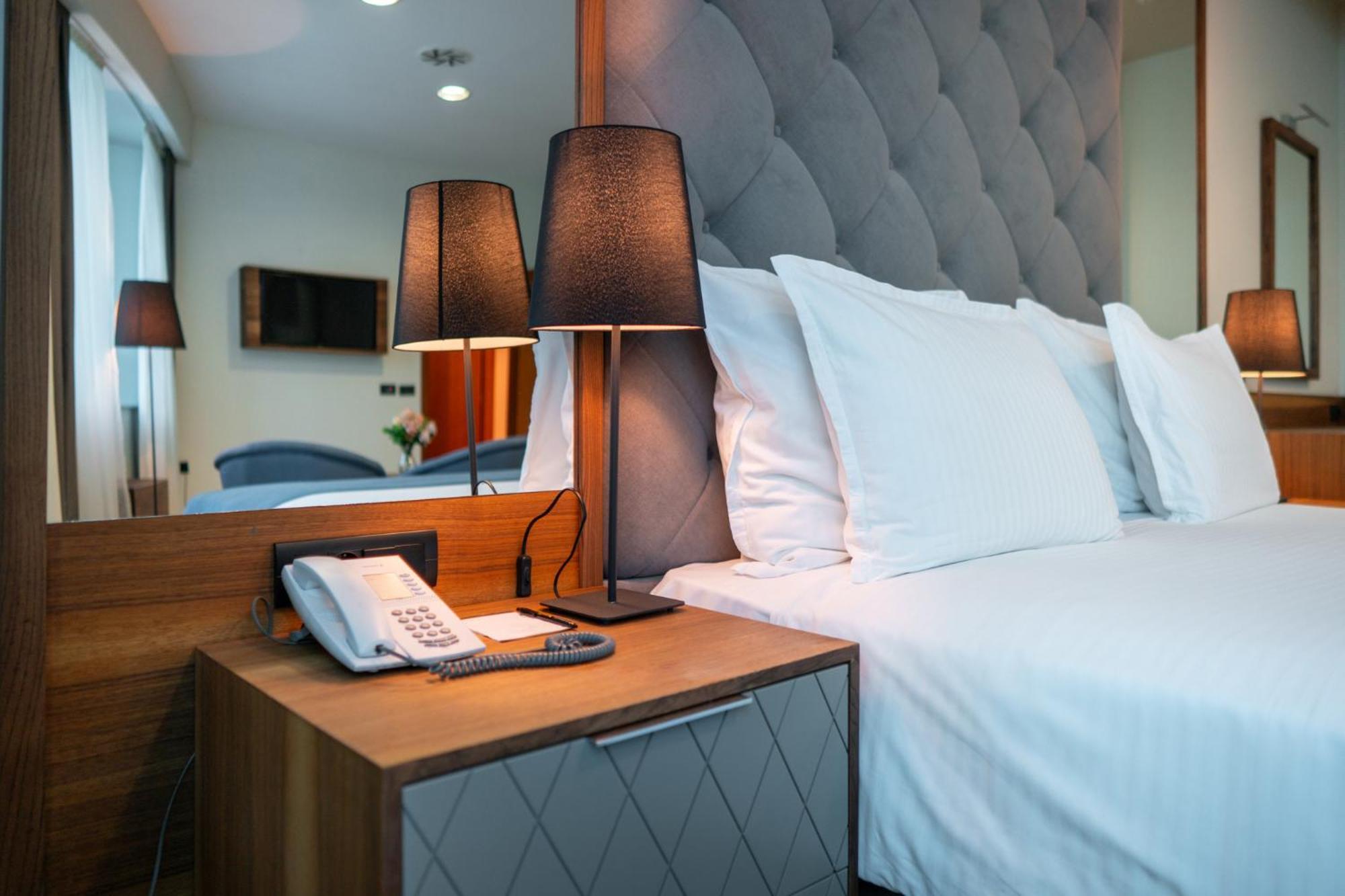 Radon Plaza Hotel Sarajevo Exterior photo A telephone on a bedside table