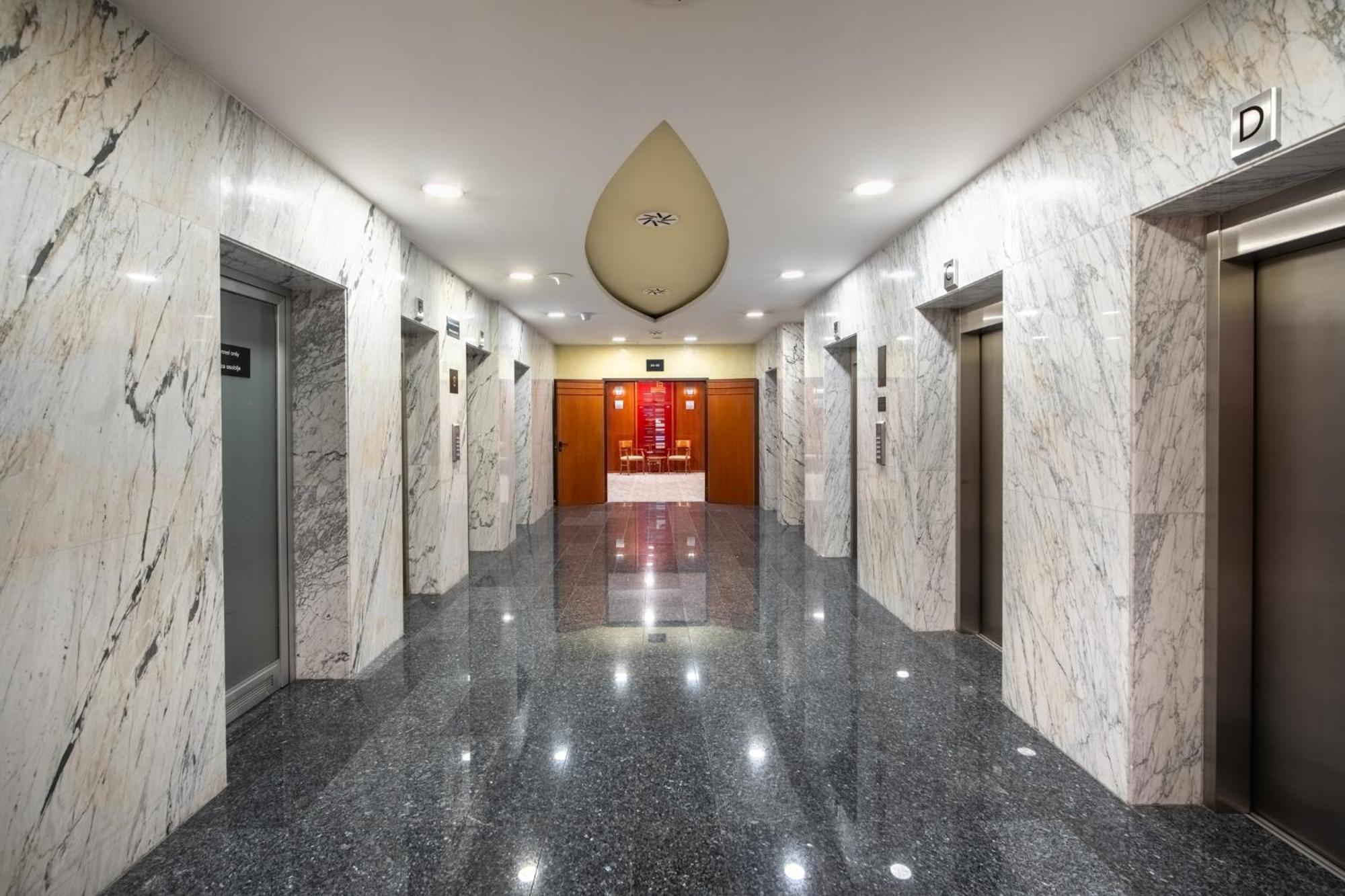Radon Plaza Hotel Sarajevo Exterior photo The lobby of the hotel