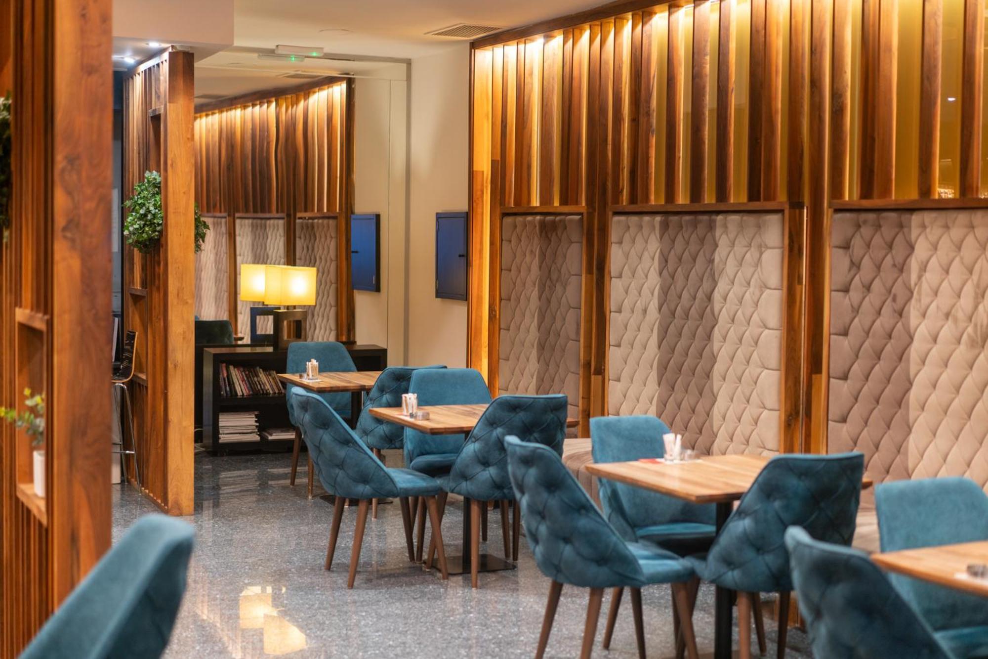 Radon Plaza Hotel Sarajevo Exterior photo The interior of the lounge